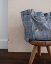 Sac indien en kantha, motif coloré avec des motifs floraux sur fond bleu clair