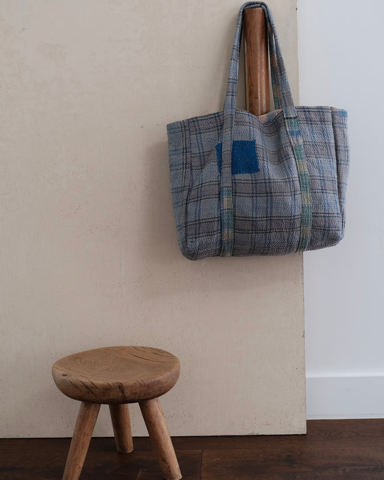 Sac indien en kantha, design vibrant avec des motifs géométriques et une couleur rouge