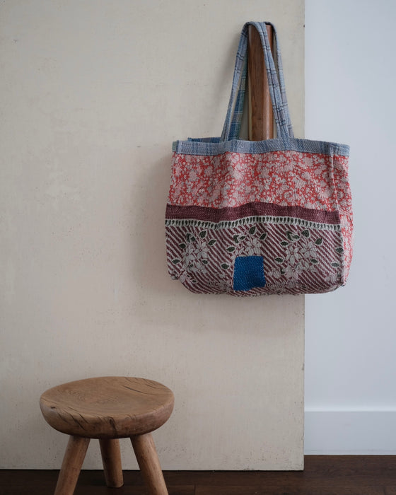 Sac en kantha aux couleurs chaudes, agrémenté de motifs traditionnels sur un fond beige