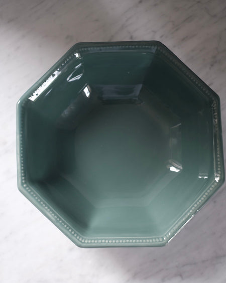 Assiette en céramique, couleur celadon avec un design moderne et épuré sur fond blanc