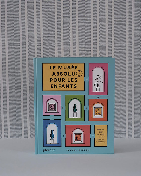 Livre illustré avec couverture montrant une scène de musée, couleurs vives.