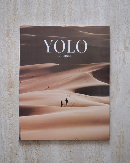 Magazine coloré avec une couverture illustrée, mettant en avant des sujets de lifestyle moderne.