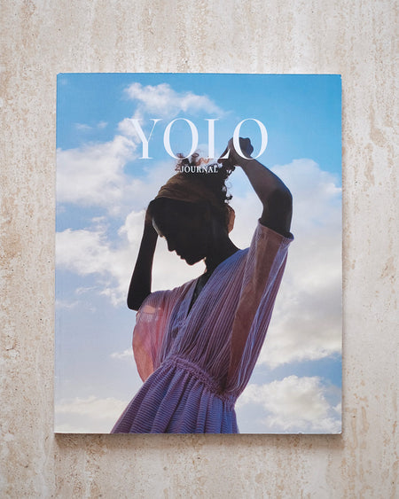 Magazine au design soigné avec une couverture engageante, axé sur la beauté et le style.