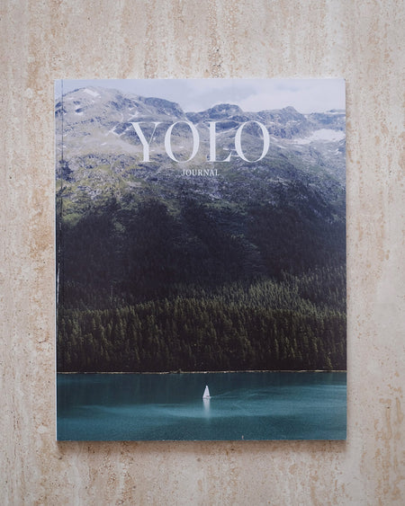 Magazine au style dynamique avec une couverture colorée, consacré à l'art de vivre moderne.