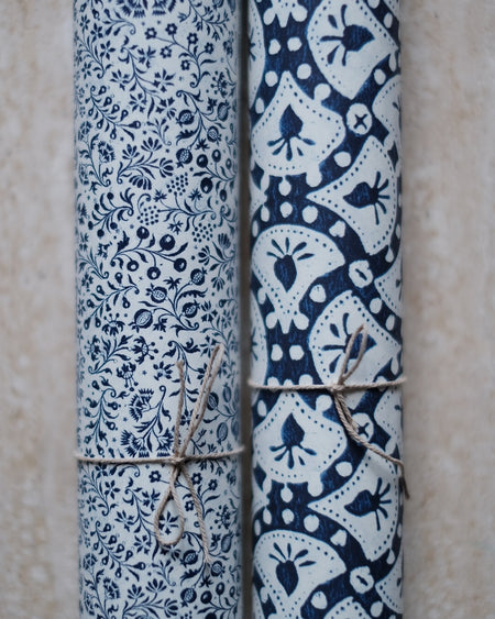 Papier décoratif italien illustrant un style de vie élégant avec des motifs raffinés et modernes.