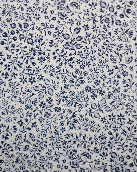 Papier décoratif italien mettant en avant un design sophistiqué, idéal pour des projets de scrapbooking.
