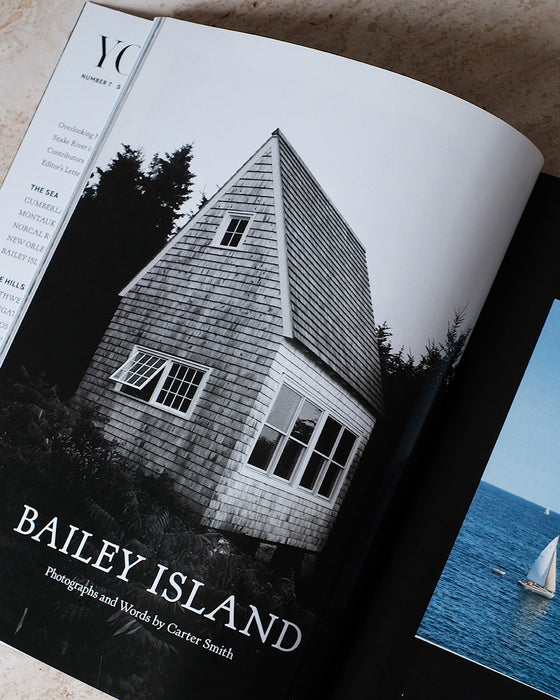 Magazine avec une couverture minimaliste, dédiée à l'exploration des nouvelles tendances.