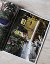 Publication avec une couverture artistique, mettant en avant des articles sur la mode et le design.