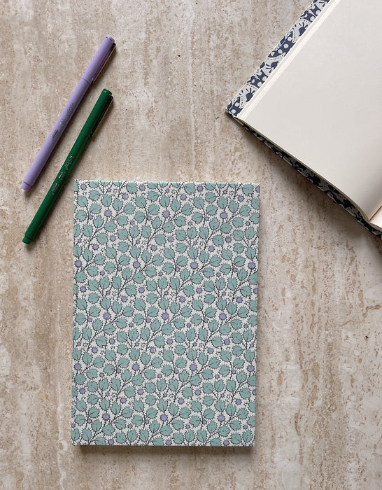 Carnet italien avec un motif de fleurs d'arbousier, élégant et coloré.