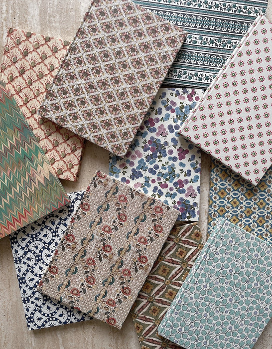 Carnet italien au design unique, mettant en avant des motifs floraux enchanteurs.