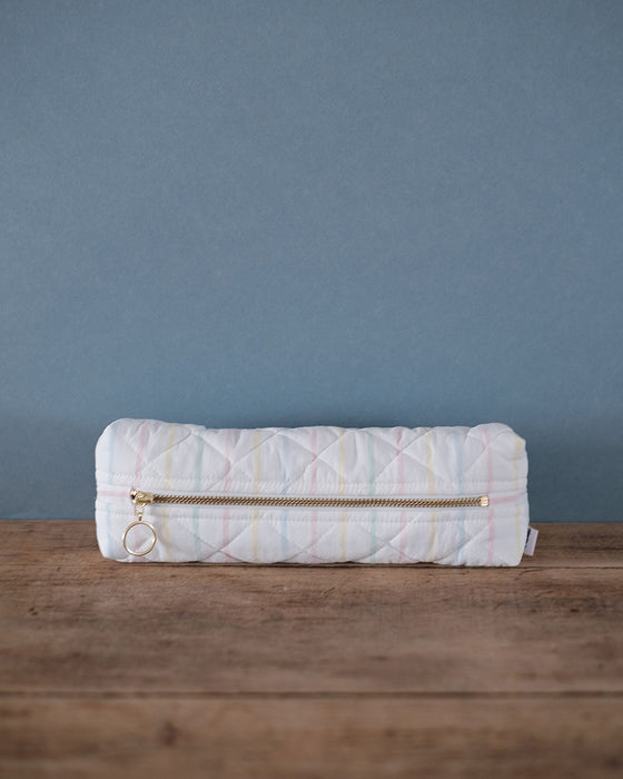Trousse en tissu avec une fermeture éclair, pratique pour le transport de petits objets.