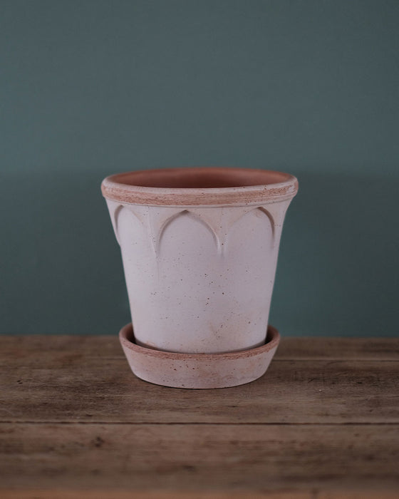 Pot en terre cuite avec un design moderne, conçu pour un style contemporain.