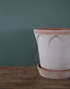Pot de rangement en céramique avec des motifs stylisés, offrant une solution pratique et esthétique.