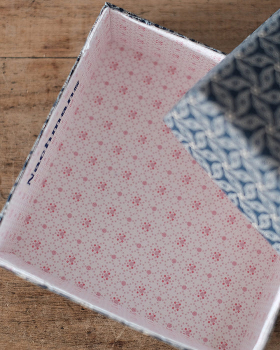 Boîte en carton avec un couvercle ajusté, idéale pour le rangement d’objets divers.