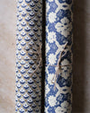Papier italien illustré avec des motifs floraux bleus, évoquant une esthétique douce et apaisante.