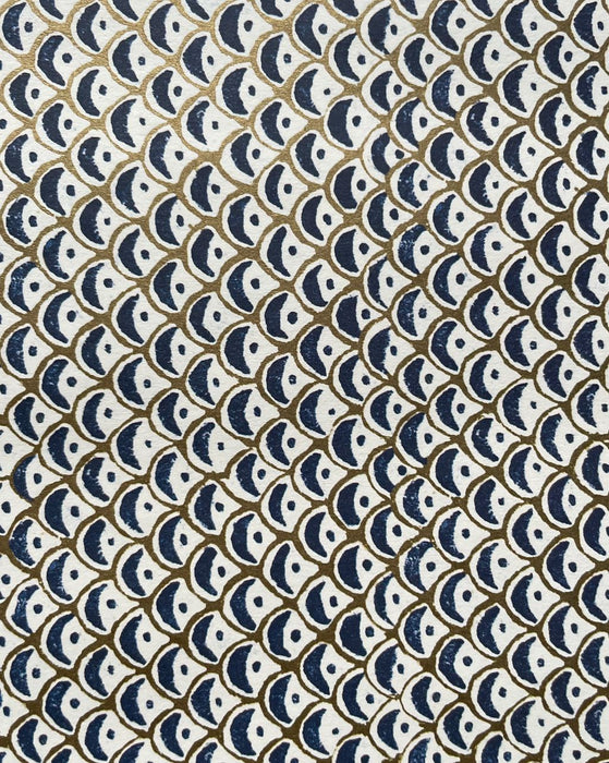 Papier italien avec des motifs floraux bleus, créant une atmosphère raffinée et lumineuse.