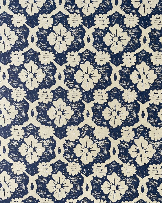 Papier italien décoré avec un motif de fleurs, combinant design et signification.
