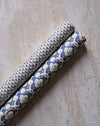 Papier italien orné de motifs floraux bleus, offrant une touche de charme à vos créations.