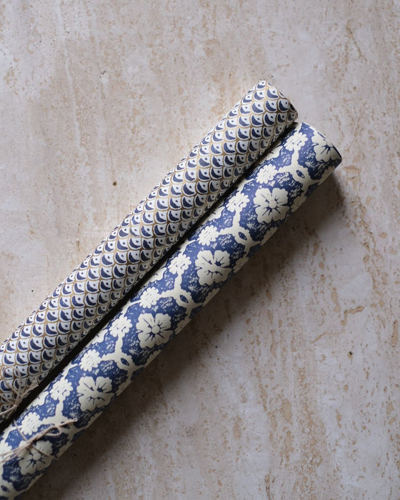 Papier italien orné de motifs floraux bleus, offrant une touche de charme à vos créations.