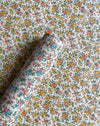 Papier décoratif italien avec un motif de bouquet d'été, vibrant et floral.