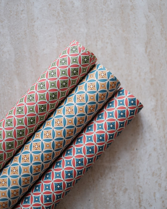 Papier décoratif italien avec des motifs d'arbres variés, parfait pour des créations uniques.