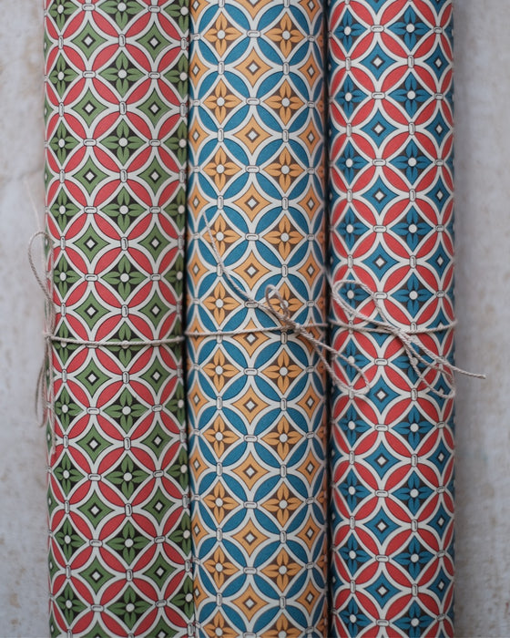 Papier décoratif italien orné de motifs d'arbres, créant une atmosphère paisible.