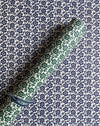 Papier décoratif italien orné de motifs de fleurs porte-bonheur, délicat et joyeux.