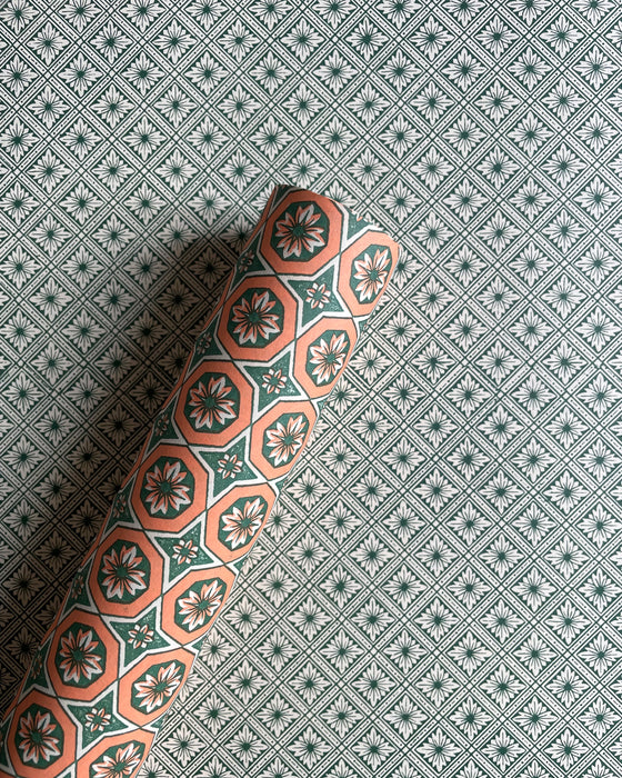 Papier décoratif italien de couleur vert abricot, au design frais et printanier.