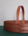 Panier shaker en bois avec un design orné, parfait pour une décoration élégante.