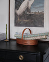 Panier shaker en bois orné de détails artistiques, idéal pour une touche de charme rustique.