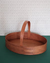 Panier shaker en bois décoratif avec des éléments embellis, mettant en valeur une esthétique artisanale.