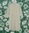 Robe chemise en gris clair, design chic et intemporel, idéale pour des occasions formelles.