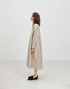 Robe chemise en gris clair, offrant un style polyvalent et des finitions soignées.