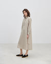 Robe chemise en gris clair avec des détails raffinés, coupe élégante et confortable.