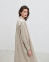 Robe chemise en gris clair, avec un style décontracté, pour un look décontracté.