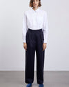 Pantalon peintre navy avec coupe classique, détails de couture visibles, robuste et chic.
