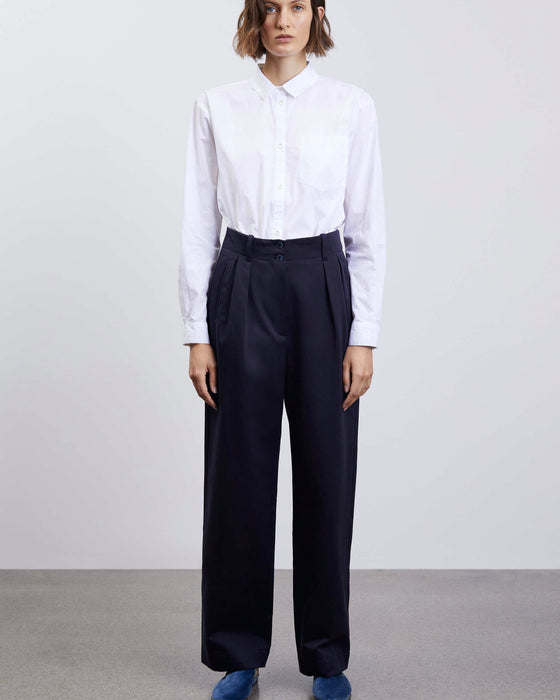 Pantalon peintre navy avec coupe classique, détails de couture visibles, robuste et chic.