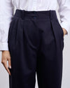 Pantalon peintre navy avec une silhouette moderne, idéal pour un style décontracté.
