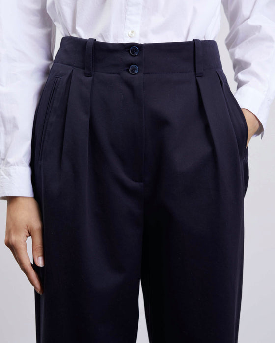 Pantalon peintre navy avec une silhouette moderne, idéal pour un style décontracté.