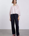 Pantalon peintre navy avec une finition artisanale, conçu pour un look décontracté.