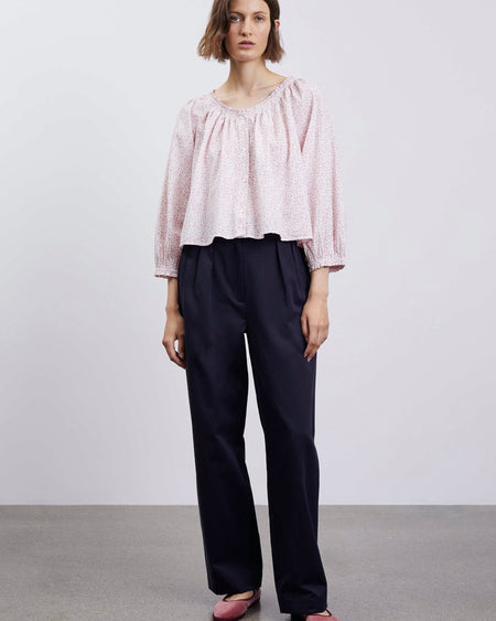 Pantalon peintre navy avec une finition artisanale, conçu pour un look décontracté.