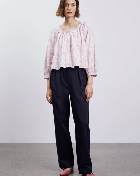 Pantalon peintre navy avec une finition artisanale, conçu pour un look décontracté.