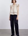 Pantalon peintre navy au style contemporain, mélange de confort et d'élégance.