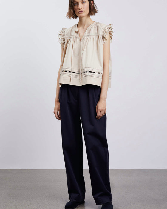 Pantalon peintre navy au style contemporain, mélange de confort et d'élégance.